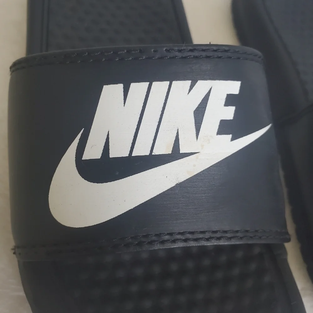 𝅺NIKE Benassi Black Slider Sandals Size Youth 1